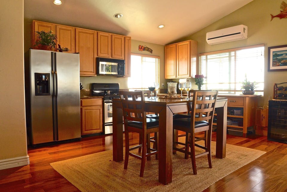 Dining room with expandable table to seat 6 people comfortably 