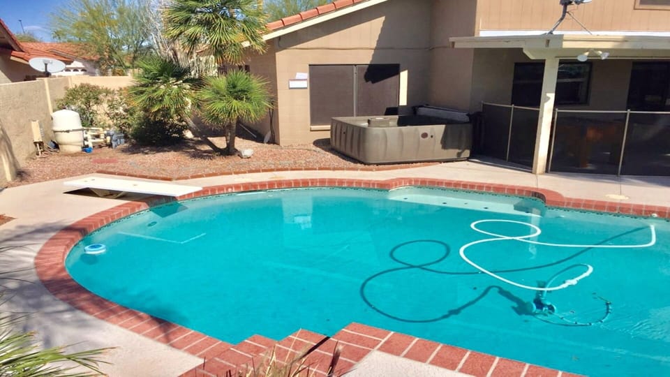 HEATED!  Diving pool with Hot tub & removable fence