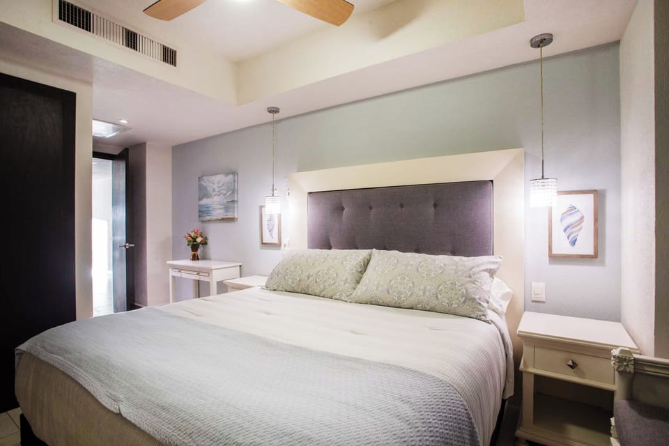 Bedroom with comfortable king-size bed, smart TV and access to the bathroom