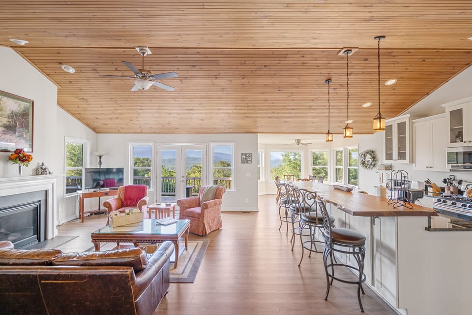 10 foot Kitchen bar and family and fully equipped kitchen