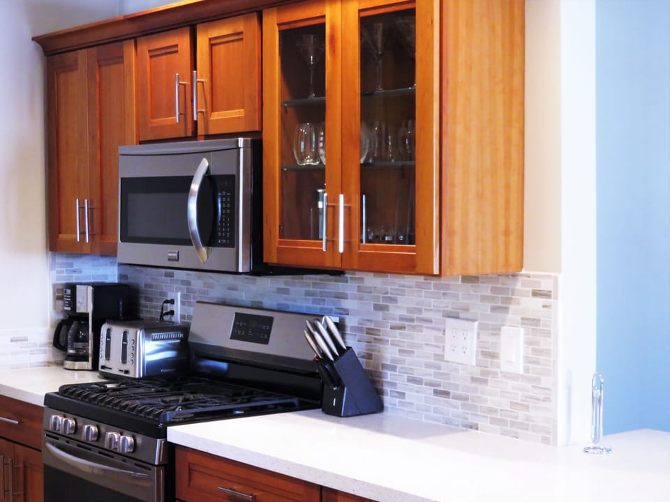 Gas Range, Small Appliances, Fully Stocked w/ Cookware, Serving Pieces, Dishware