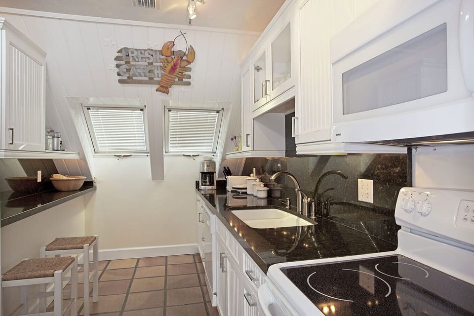 Eat-in Area, Loads of Dishes & Utinsils, Huge Refrierator w/2 Icemakers
