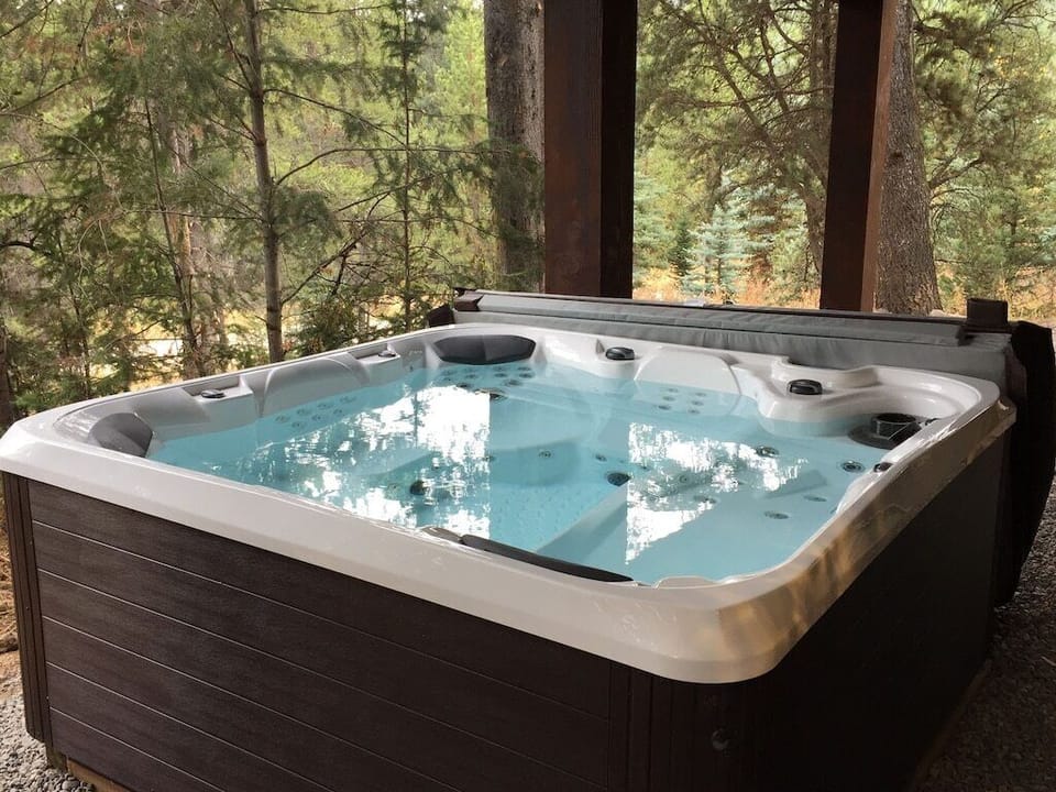 Inviting outdoor Jacuzzi Tub - Lower Level