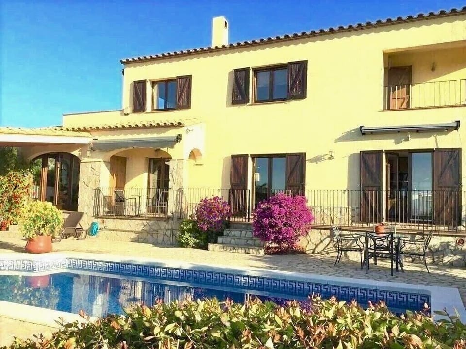 Villa Tranquila - Beautiful Villa in luxe country-house ‘home from home’ style.