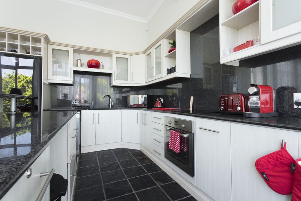 MODERN FULLY-FITTED KITCHEN