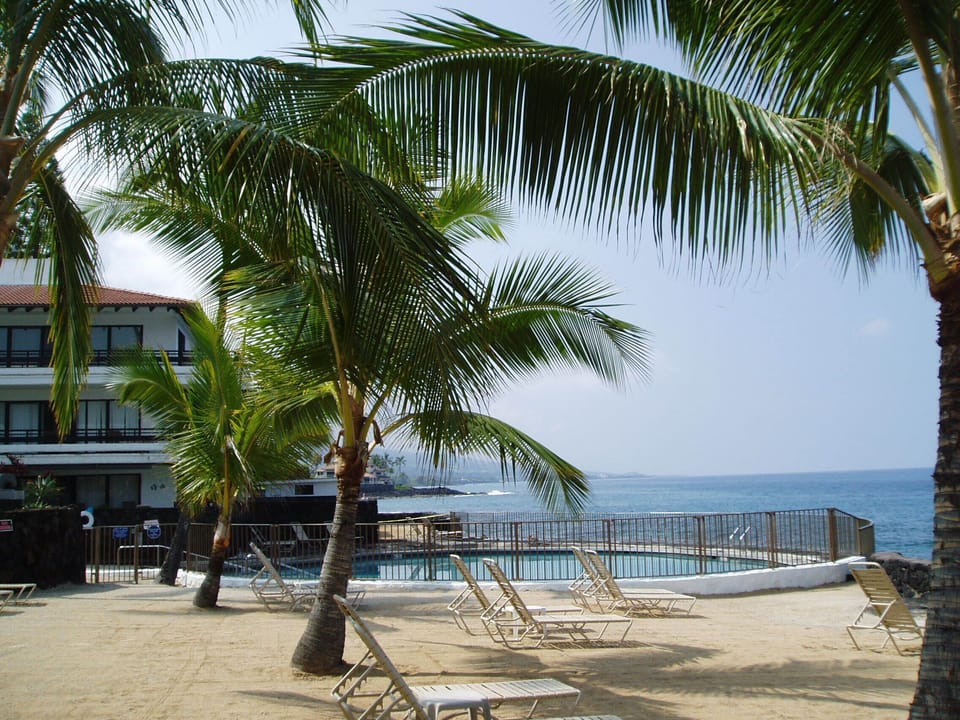 Private pool & beach