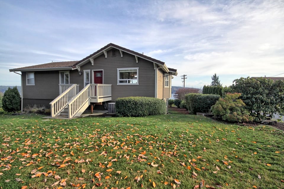 Beautiful Gig Harbor view home with 1940 sq' of family living space for up to 8 