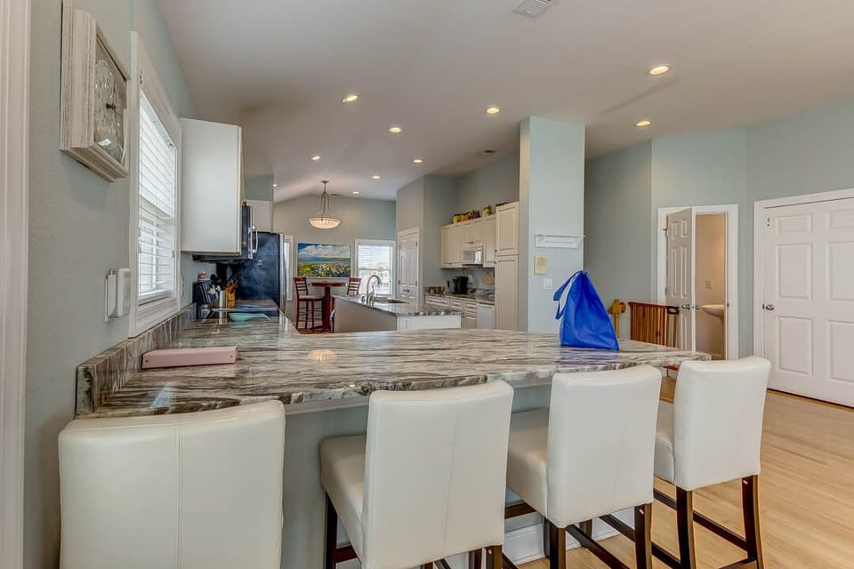 Top-Level Kitchen with Bar (seats 4)