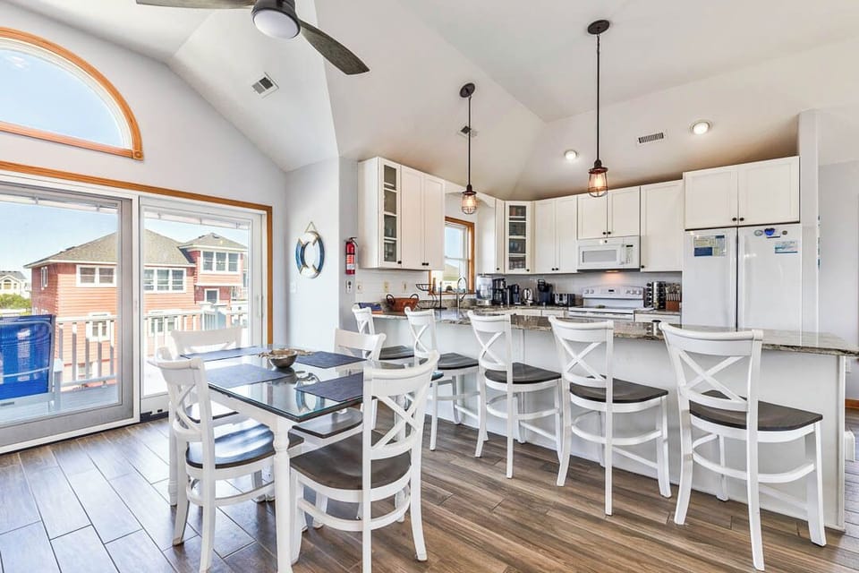 Top-Level Kitchen with Bar (seats 5) and Table (seats 4)