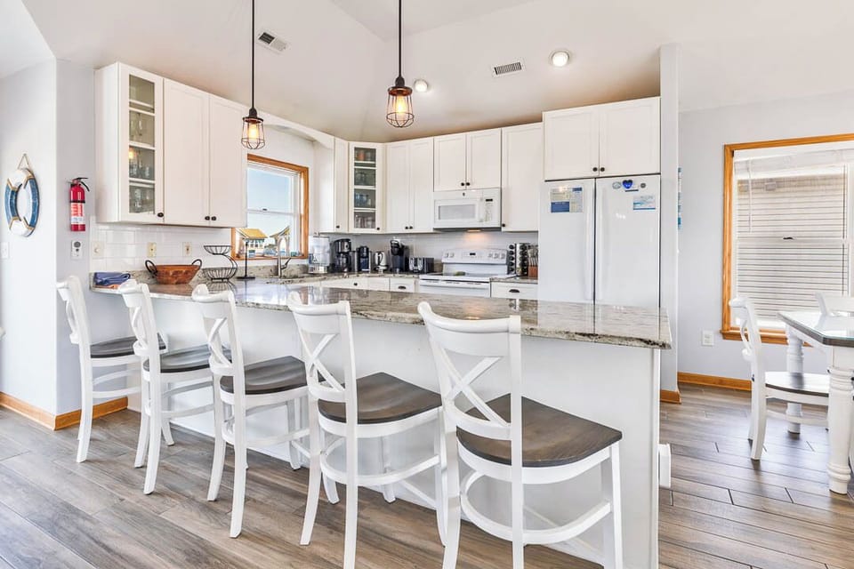 Top-Level Kitchen with Bar (seats 5)