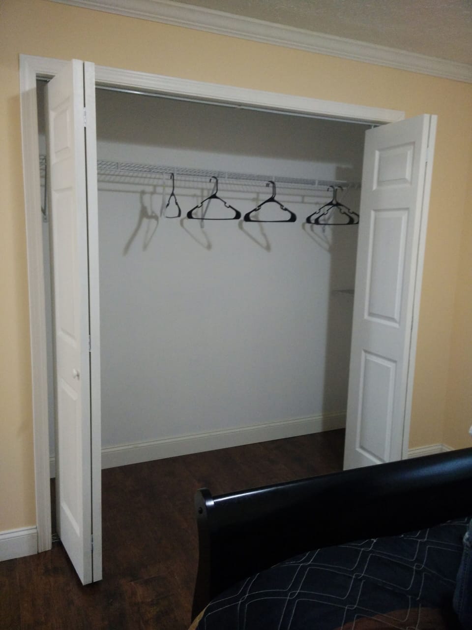 Bedroom 1 (Mainfloor) closet 