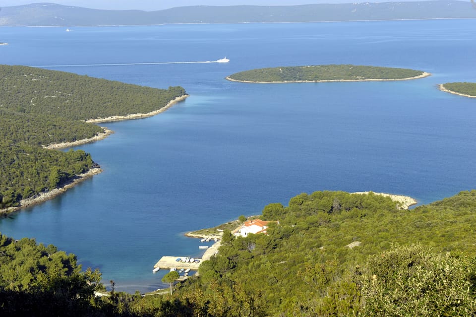 Bokašinj Cave with Island Planatak Veli