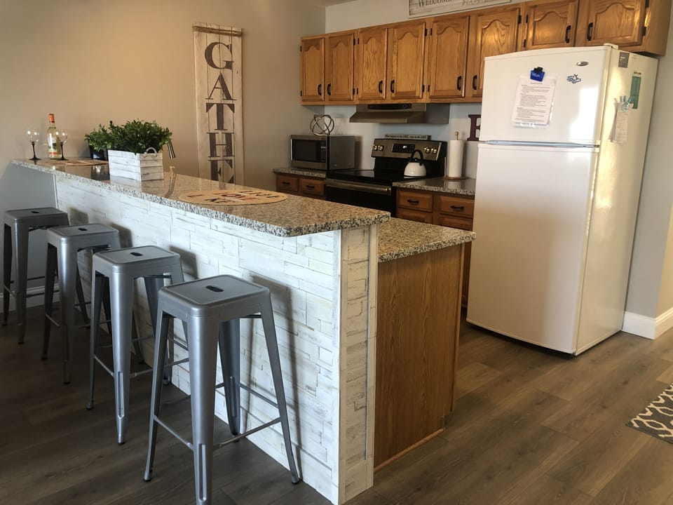 Kitchen with bar and 4 bar stools!