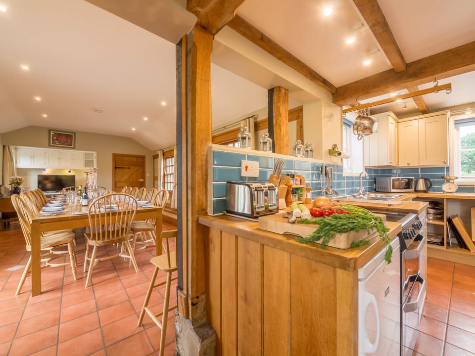 Bearwood House: Sociable divide between the kitchen and large dining area