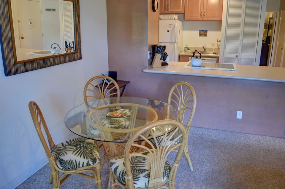 Dining area with seating for 4