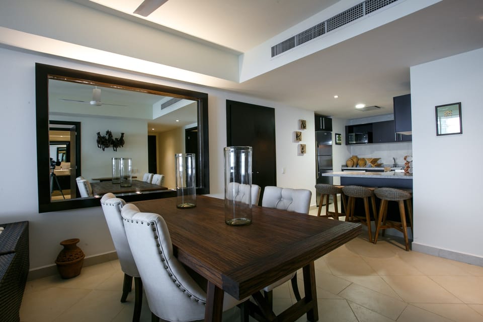 Dining area seating for 4