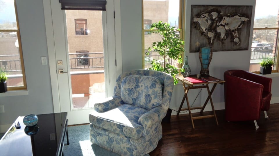 Access to balcony
