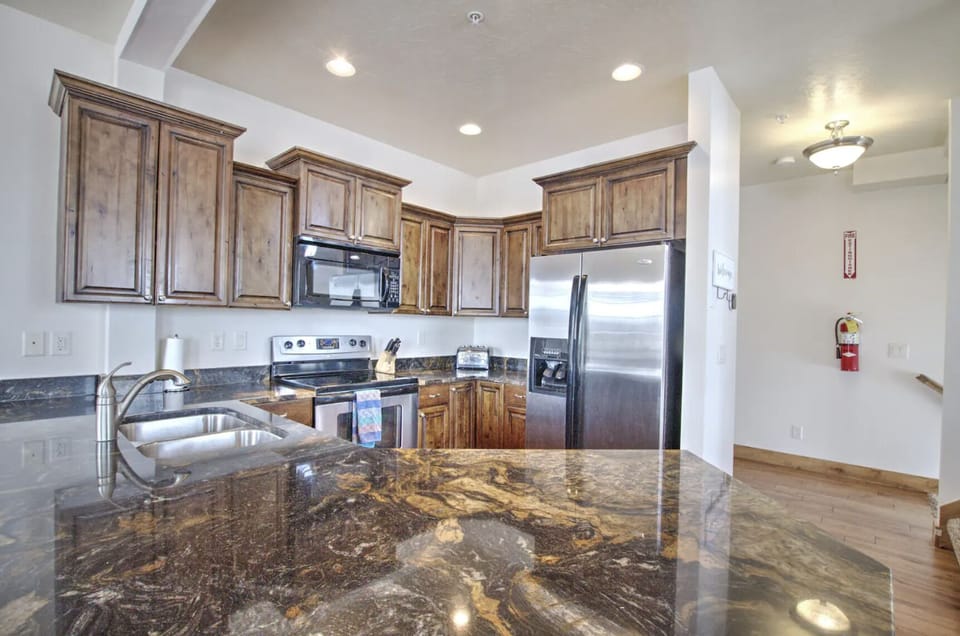 Kitchen - fully stocked with basic cookware.