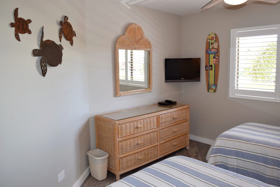 Tropical decor brightens this room