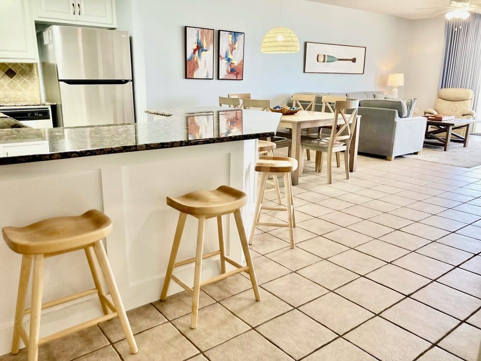 Seating for 4 at the kitchen bar...