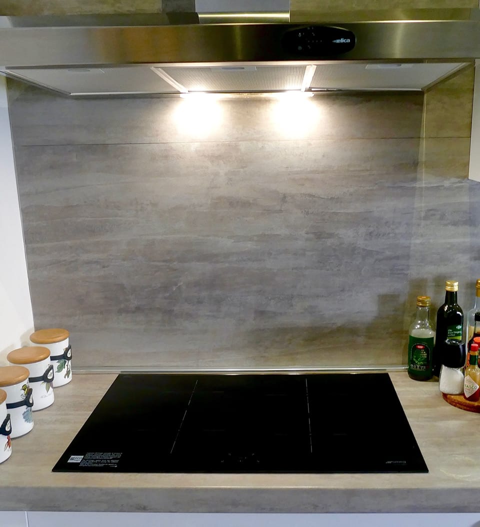 A very safe induction plate with 4 zones is available for cooking.