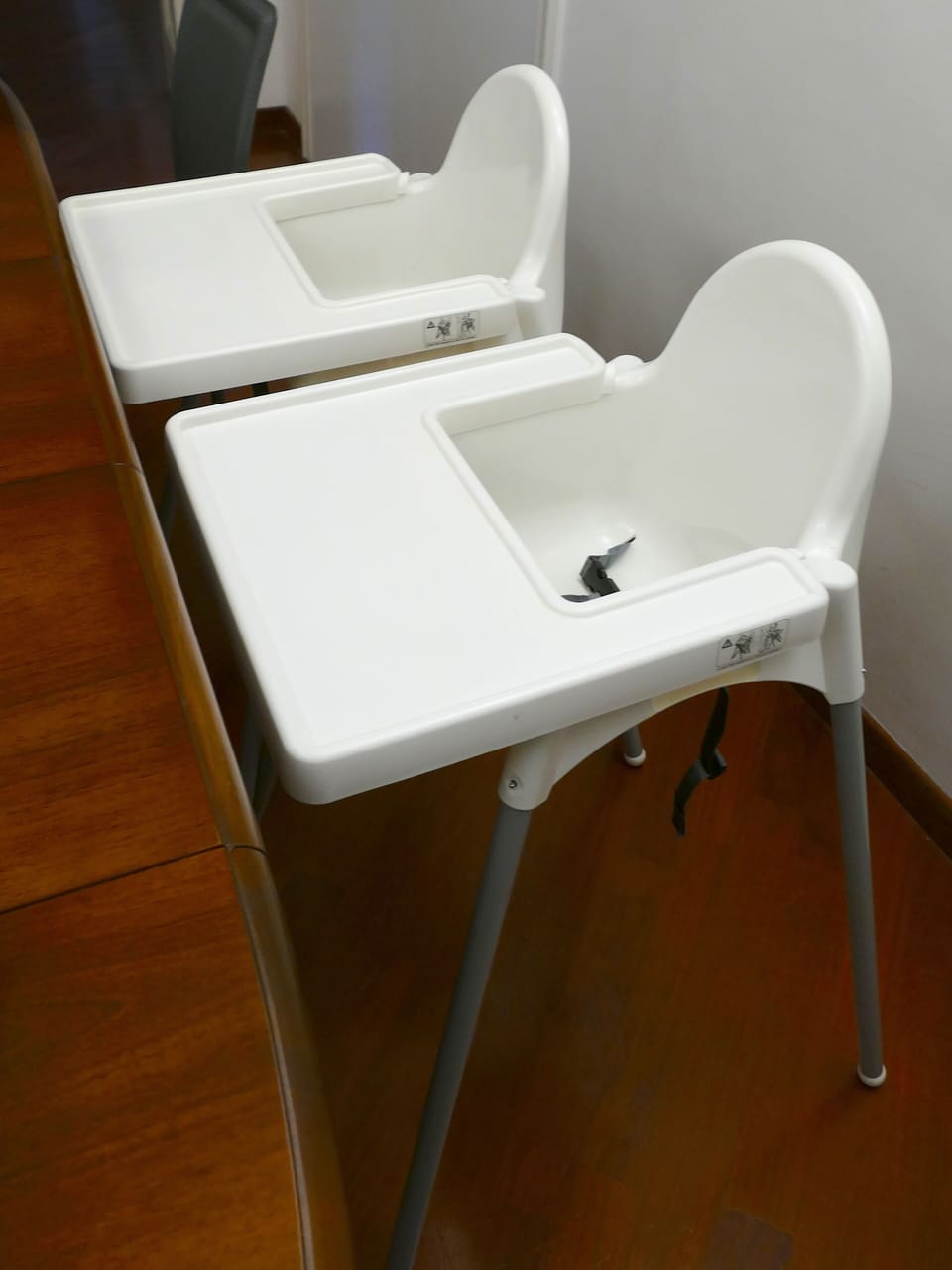 2 baby highchairs with safety belts and trays are available upon request.