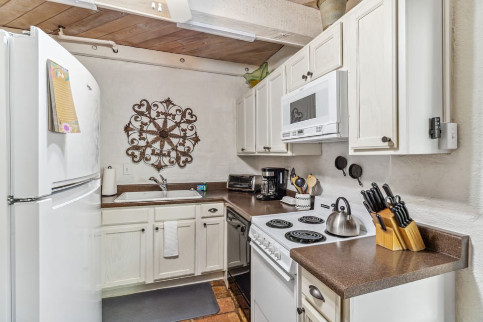 Cozy kitchen to prepare a nice snack or your favorite meal without breaking the bank