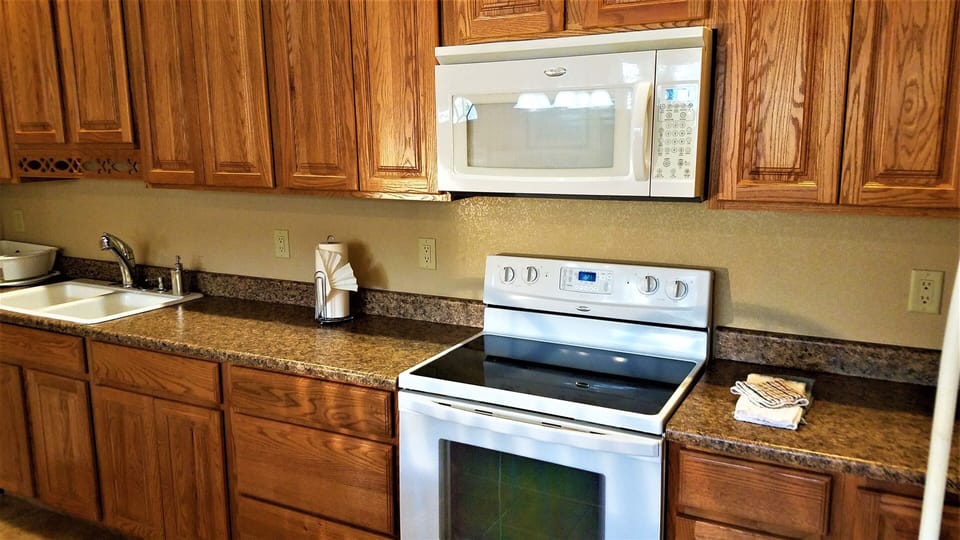 Beautiful oak cabinetry throughout.  Fully equipped kitchen.  Nice appliances!