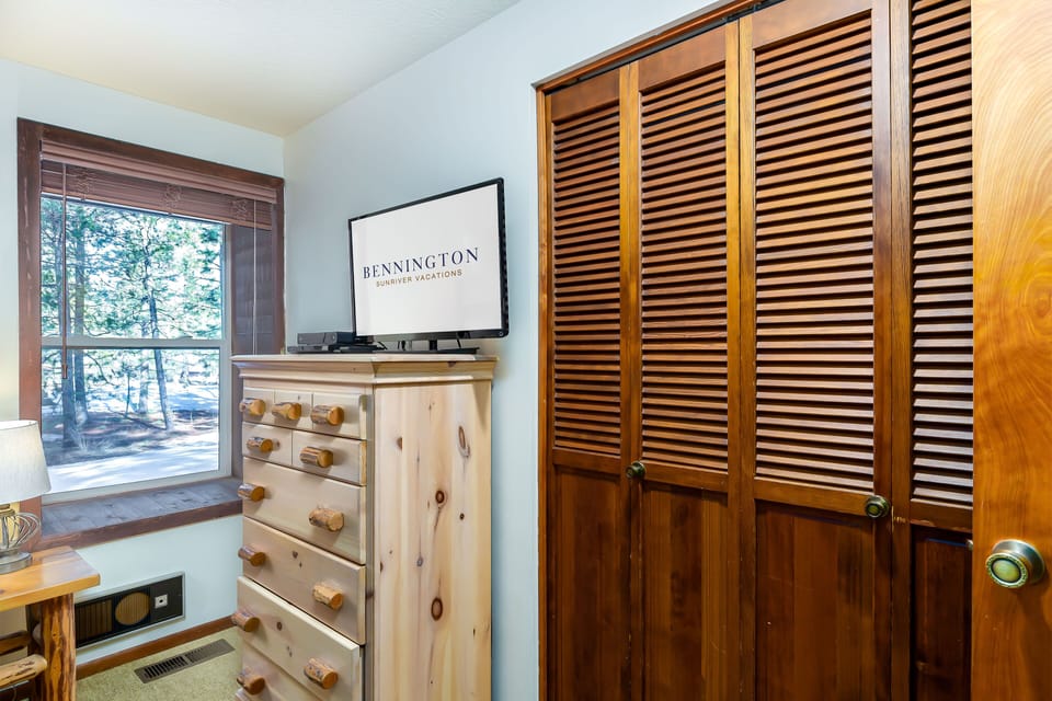 Queen over Queen Bunk Bedroom / TV