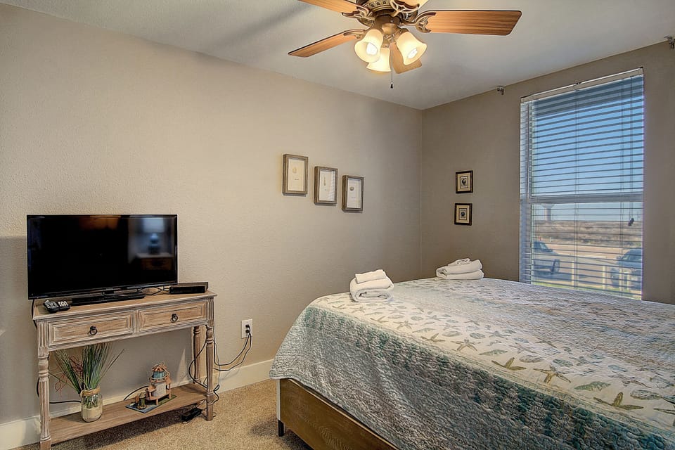 Guest Room - Share endless beach days and dreamy nights in your queen-size bed