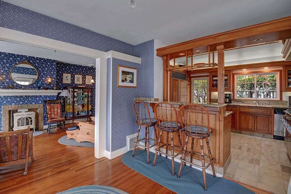 11-KITCHEN BAR TOP RS.jpg