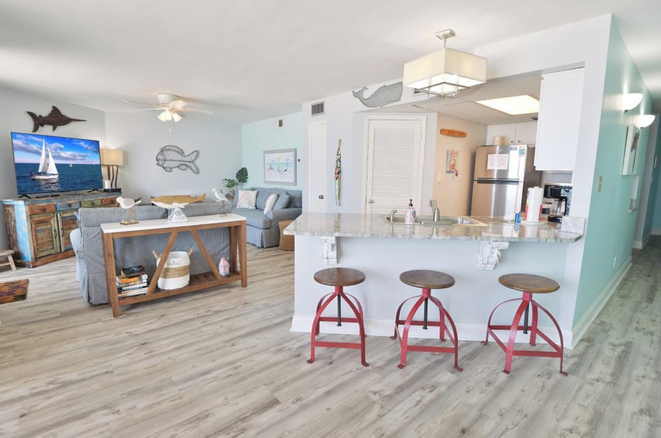 Kitchen with Breakfast Bar