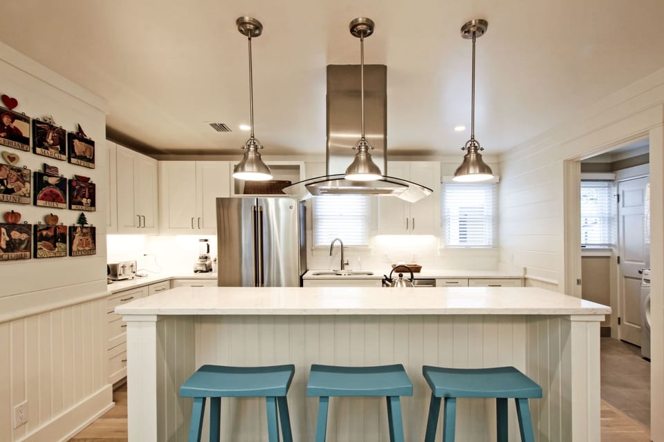 CHEFS KITCHEN W/BAR SEATING FOR THREE