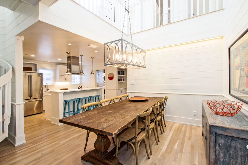 OPEN FLOOR PLAN W/DINING FOR TEN