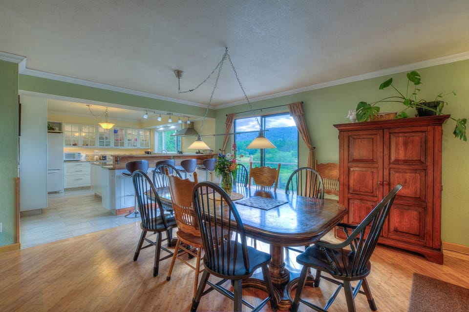 Second Floor Dining Area with ample seating for all 