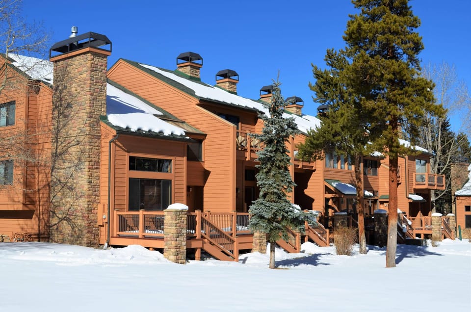 Open Courtyard Area - Cedars has a very spacious courtyard area in the middle of the complex.
