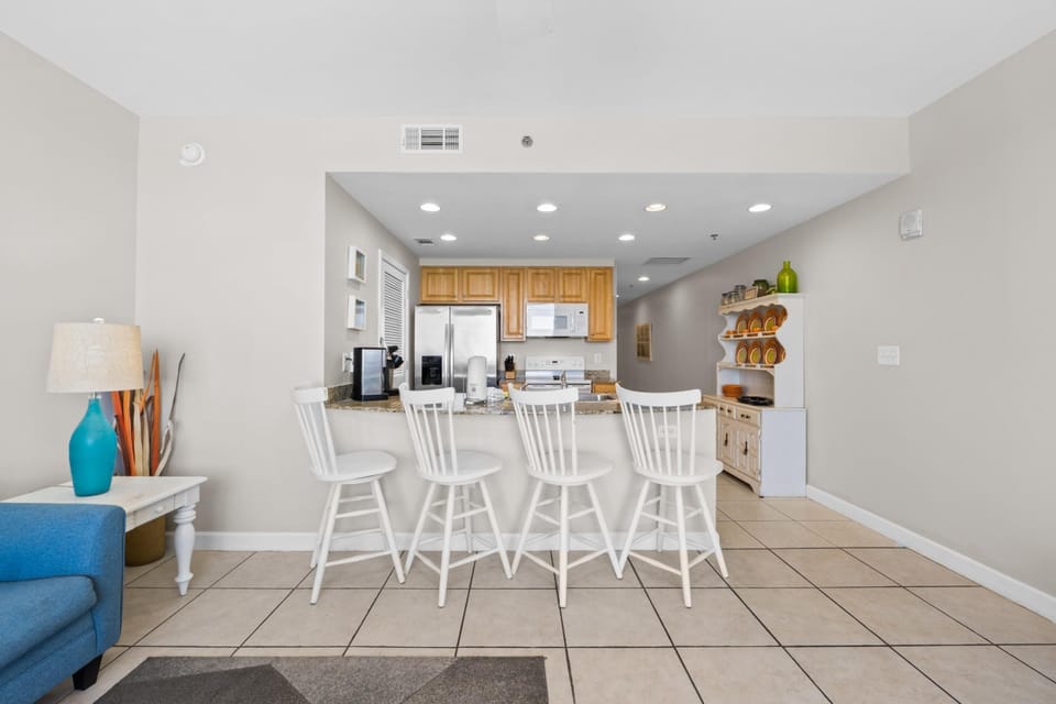 Kitchen with Breakfast Bar
