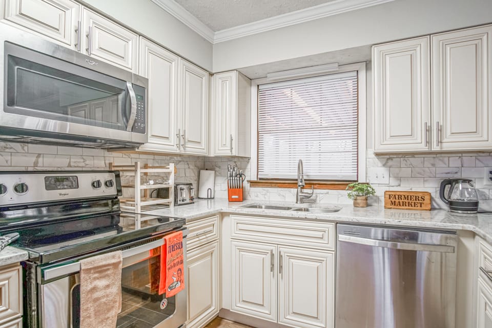 Gourmet Kitchen, fully equipped with utensils & cookware