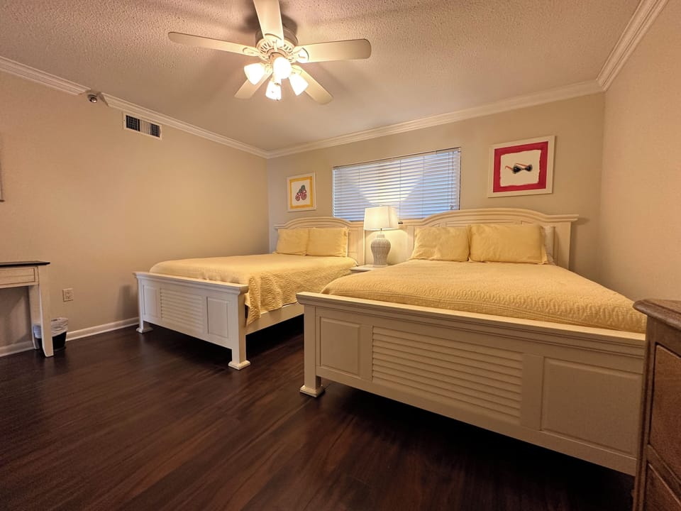 2nd Bedroom with 2 Queen Size Beds