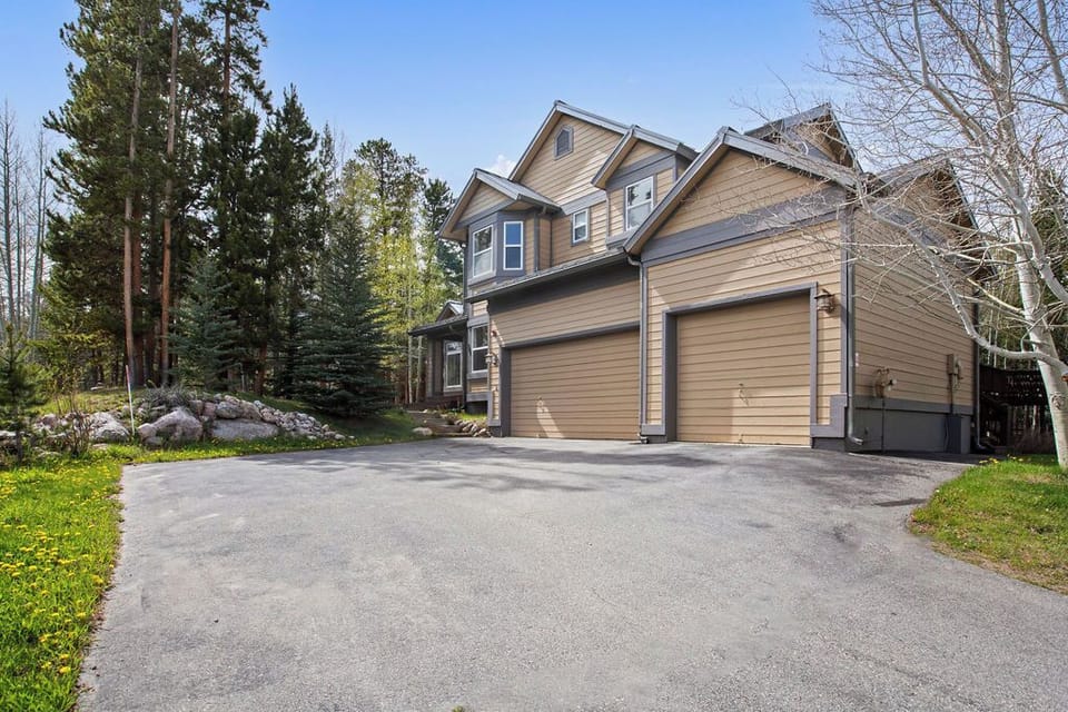 Big driveway, 3 car garage 