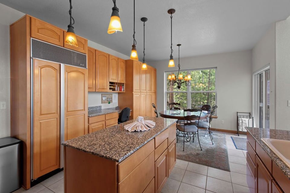 Kitchen + Breakfast nook 