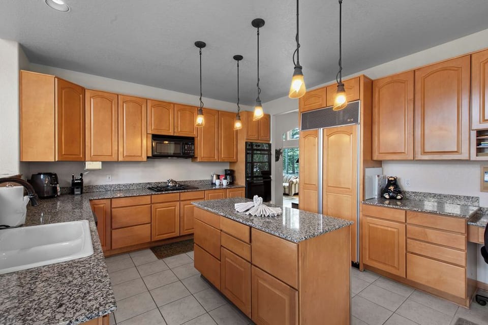 Kitchen (Double Ovens make the house great for big family dinners!)
