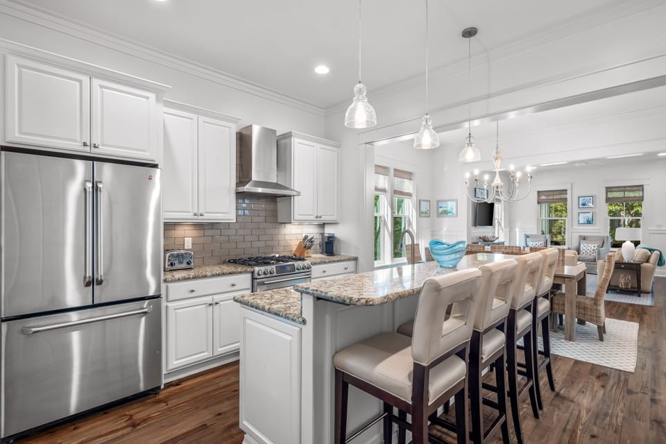 Full kitchen w breakfast bar seating for 4