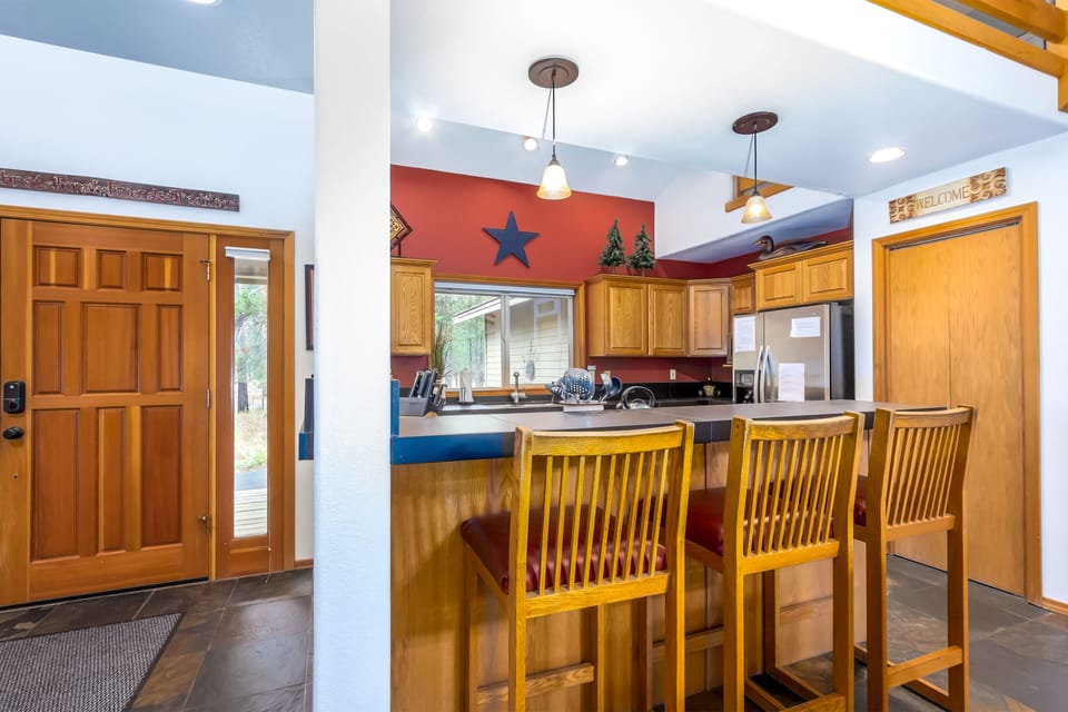 Kitchen w/ Bar