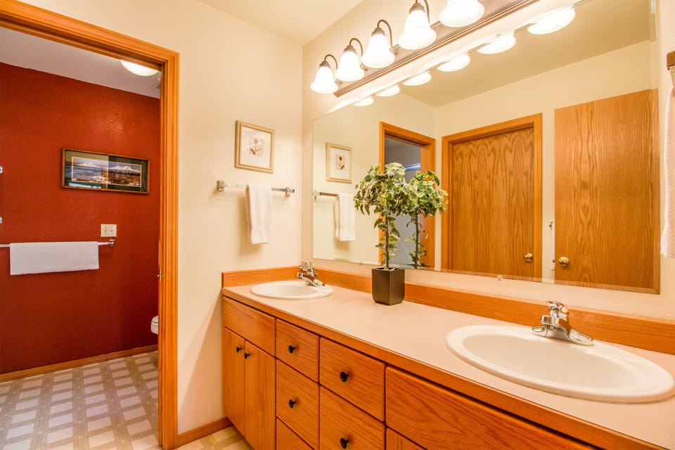 Ensuite Bathroom - Main Level