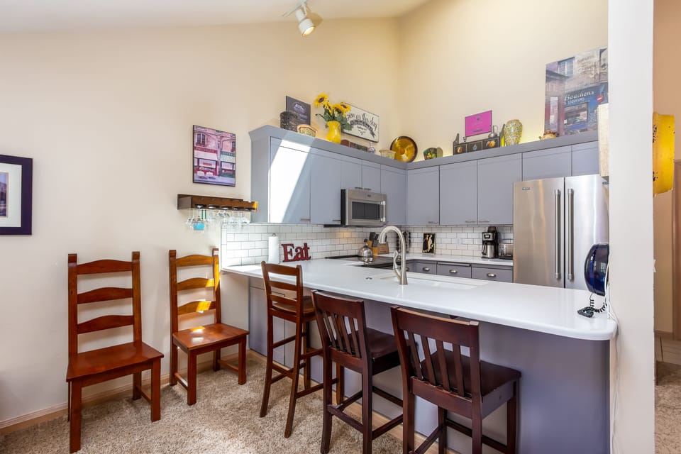 Kitchen w/ Bar