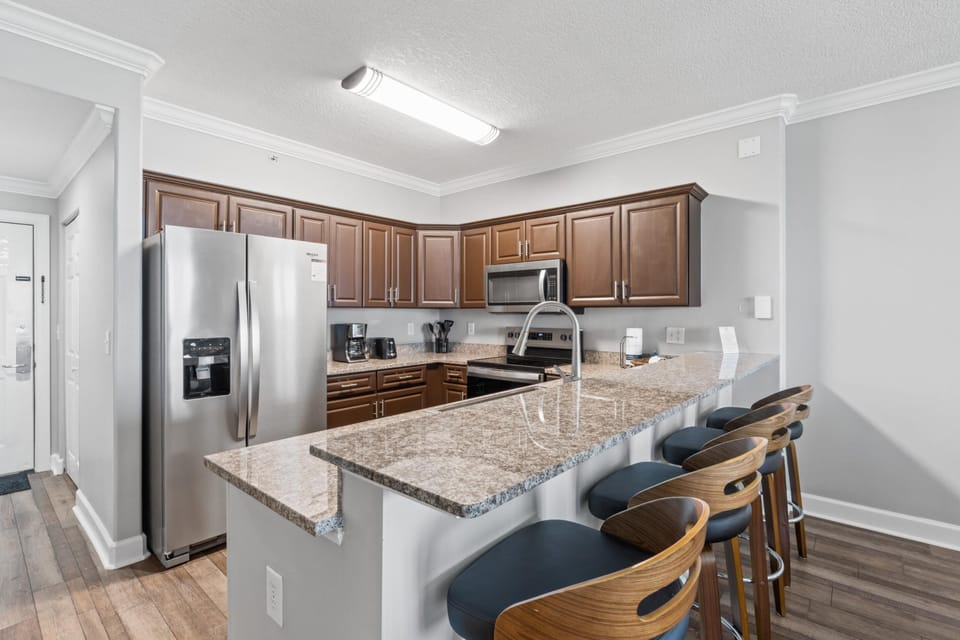 Kitchen with Breakfast Bar