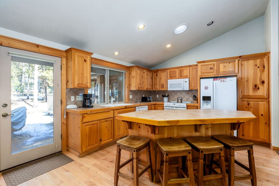 Kitchen w/ Bar
