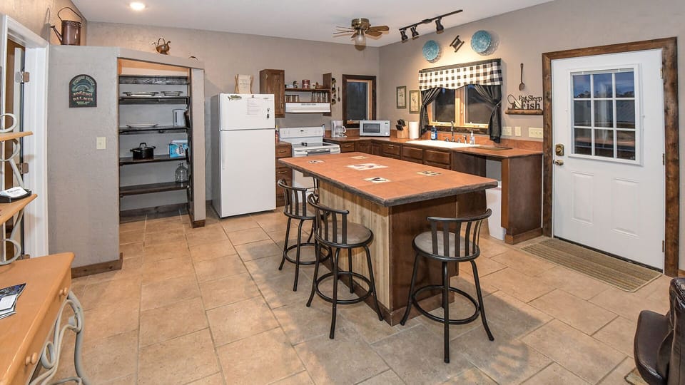 Spacious Full Sized Kitchen