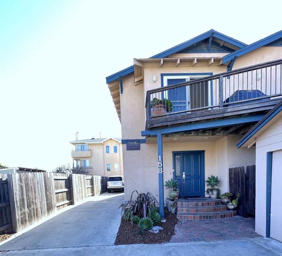 Tandem parking for 2-3 cars next to the house